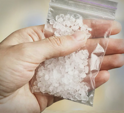 Пакетик с наркотиком в руке